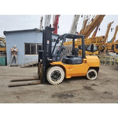 5000 kg Toyota 7f50 Gabelstapler mit 3 Masten und 6000 mm Hebhöhe in Shanghai