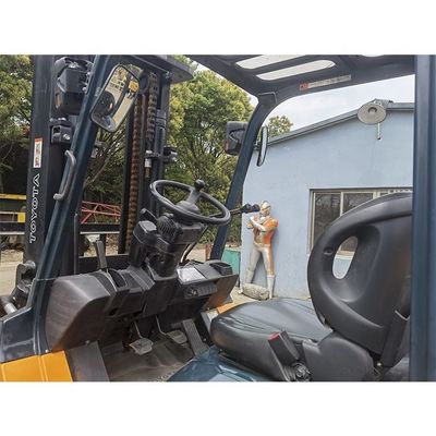 5000 kg Toyota 7f50 Gabelstapler mit 3 Masten und 6000 mm Hebhöhe in Shanghai