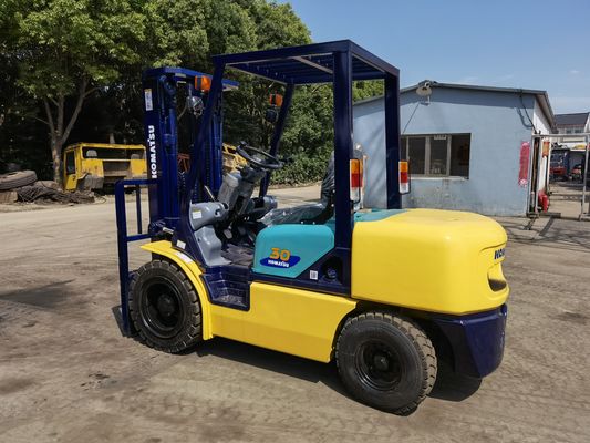 90% KOMATSU FD30 Gabelstapler Manuelle Stromquelle bei Longhua mit FD40 FD50 FD70