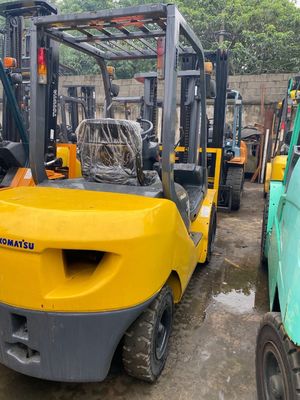 Bewegen Sie Ihren Lebensmittelladen mit einem Gebrauchtkomatsu FD30 Diesel Gabelstapler 3 Tonnen FD25 FD40 FD50