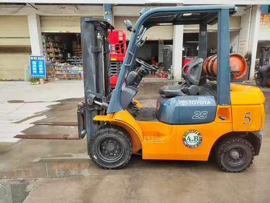 Routine-Forkbreite Toyota Diesel-Forklift 4 Tonnen mit 6m Hebhöhe und japanischem Motor