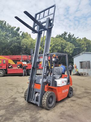 Kraftvoller Gabelstapler mit Dieselmotor, 3 Tonnen, mit Seitenwechselgerät und Routinegabellänge