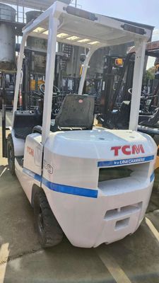 Leistungsstarker Gebraucht-TCM 2,5-Tonnen-Diesel-Gabelstapler mit 3 m Hubhöhe und anpassbarem Zylinder