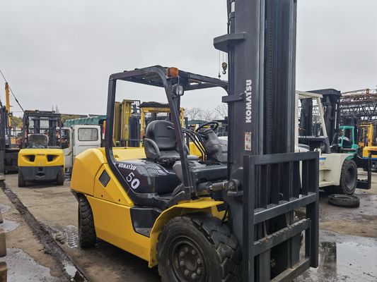 Gebrauchte Komatsu 5 Tonnen Diesel-Forklift FD50-10 FD50-7 Forkliftwagen mit 2-stufigen Masten