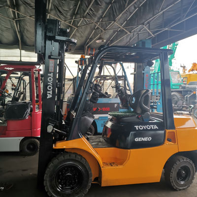 Kraftvolle Benzinmaschine 2012 Toyota 2,5 Tonnen Gabelstapler mit Zylinder und Seitenwechsel