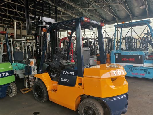 Kraftvolle Benzinmaschine 2012 Toyota 2,5 Tonnen Gabelstapler mit Zylinder und Seitenwechsel
