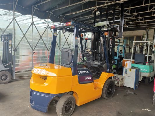 Kraftvolle Benzinmaschine 2012 Toyota 2,5 Tonnen Gabelstapler mit Zylinder und Seitenwechsel