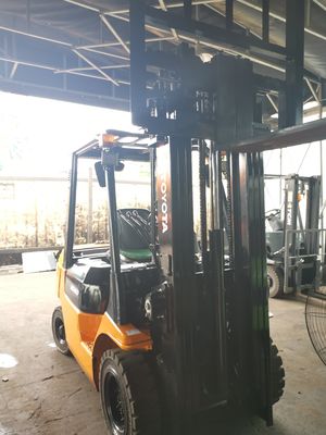 Kraftvolle Benzinmaschine 2012 Toyota 2,5 Tonnen Gabelstapler mit Zylinder und Seitenwechsel