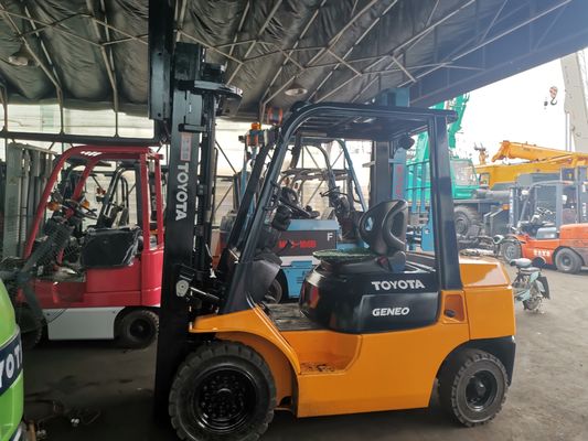 Industrieller 2,5-Tonnen-Gas-Diesel-Forklift mit Toyota-Sitzhebehebe 4,8m 4,5m 6m verwendet