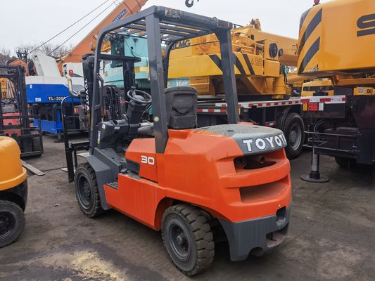 Erschwinglicher Gebraucht-Toyota FD30 Gabelstapler 3 Tonnen mit mittlerem Zylinder und Gabelbreite