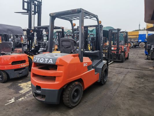 Erschwinglicher Gebraucht-Toyota FD30 Gabelstapler 3 Tonnen mit mittlerem Zylinder und Gabelbreite