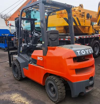 Erschwinglicher Gebraucht-Toyota FD30 Gabelstapler 3 Tonnen mit mittlerem Zylinder und Gabelbreite