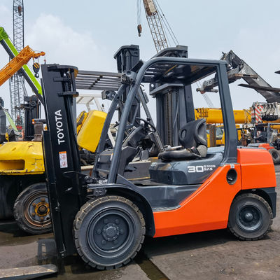Kraftvoller Benzinmotor 3 Tonnen schwerer Toyota-Forklift mit Seitenverschiebung am Shanghai Yard