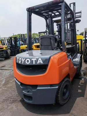 Kraftvoller Benzinmotor 3 Tonnen schwerer Toyota-Forklift mit Seitenverschiebung am Shanghai Yard