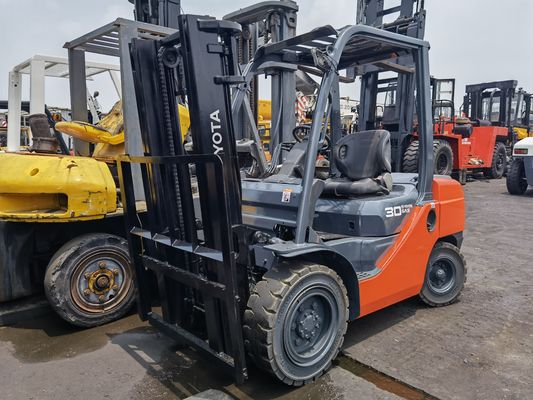 Kraftvoller Benzinmotor 3 Tonnen schwerer Toyota-Forklift mit Seitenverschiebung am Shanghai Yard