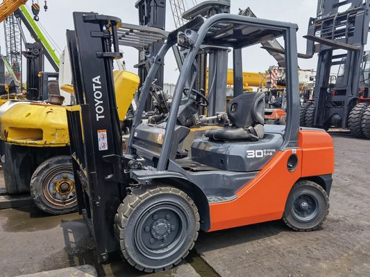 3000 kg Benzinmotor Toyota 8F30 Hydraulischer Dieselgabelstapler für schwere Lasten