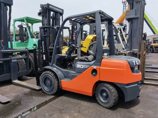 3000 kg Benzinmotor Toyota 8F30 Hydraulischer Dieselgabelstapler für schwere Lasten