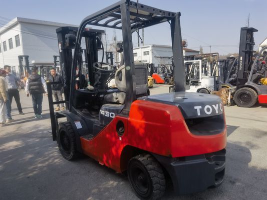 Toyota 3 Tonnen gebrauchtes Gabelstapler mit 2 Stufenmast und 3-4,5m Hebhöhe in ausgezeichnetem Zustand