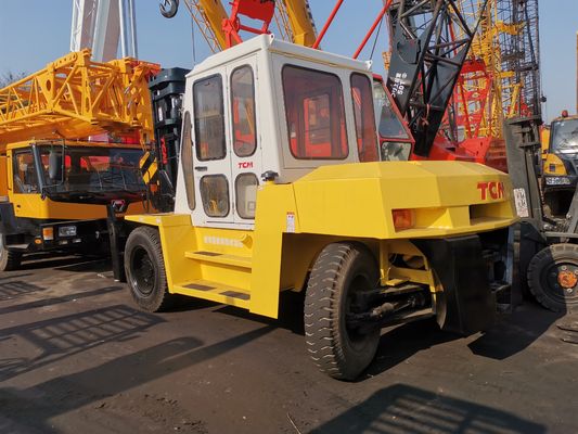 TCM FD100 Diesel-Gabelstapler auf Baustelle mit routinemäßiger Gabellänge