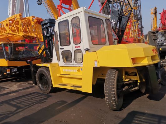 TCM FD100 Diesel-Gabelstapler auf Baustelle mit routinemäßiger Gabellänge