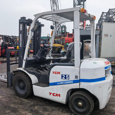 Gebrauchtes TCM 2,5-Tonnen-Diesel-Forklift FD25 mit Dieselmotor in Routineabmessungen