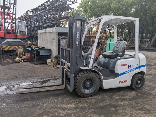 Gebrauchtes TCM 2,5-Tonnen-Diesel-Forklift FD25 mit Dieselmotor in Routineabmessungen