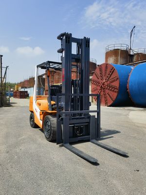 TCM FD30T6 3 Tonnen schwerer Gabelstapler mit Drei-Fork- und Seitenverschiebung im Shanghai Yard