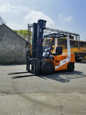 TCM FD30T6 3 Tonnen schwerer Gabelstapler mit Drei-Fork- und Seitenverschiebung im Shanghai Yard