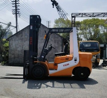 TCM FD30T6 3 Tonnen schwerer Gabelstapler mit Drei-Fork- und Seitenverschiebung im Shanghai Yard