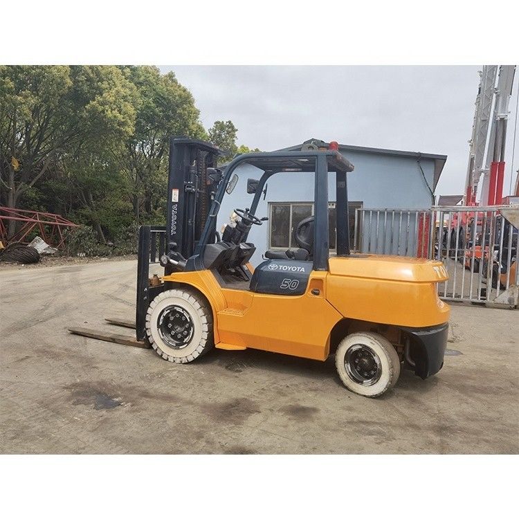 5000 kg Toyota 7f50 Gabelstapler mit 3 Masten und 6000 mm Hebhöhe in Shanghai