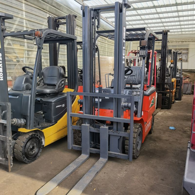 18000 kg Gewicht Orange Kleiner Gabelstapler mit 3-stufiger Mastenseitenverschiebung und Leistung