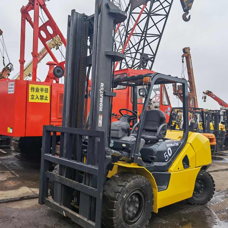 Gebrauchte Komatsu 5 Tonnen Diesel-Forklift FD50-10 FD50-7 Forkliftwagen mit 2-stufigen Masten