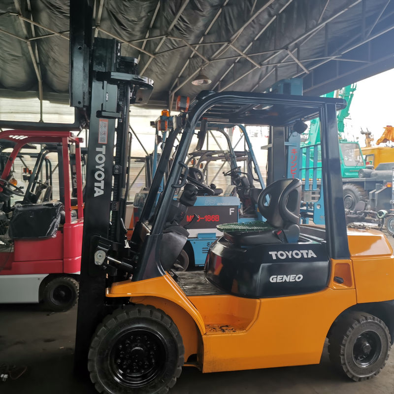 Kraftvolle Benzinmaschine 2012 Toyota 2,5 Tonnen Gabelstapler mit Zylinder und Seitenwechsel