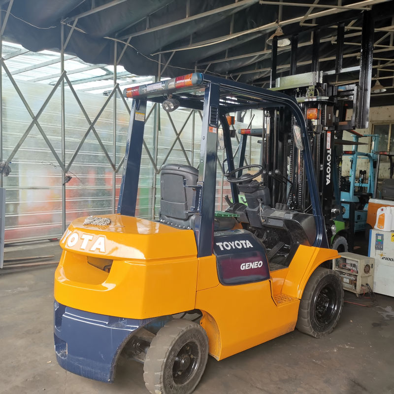 Industrieller 2,5-Tonnen-Gas-Diesel-Forklift mit Toyota-Sitzhebehebe 4,8m 4,5m 6m verwendet