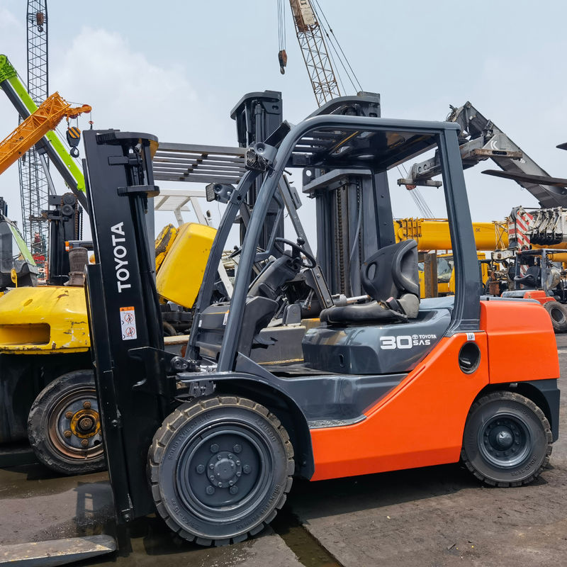 Kraftvoller Benzinmotor 3 Tonnen schwerer Toyota-Forklift mit Seitenverschiebung am Shanghai Yard