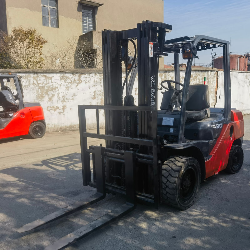Toyota 3 Tonnen gebrauchtes Gabelstapler mit 2 Stufenmast und 3-4,5m Hebhöhe in ausgezeichnetem Zustand