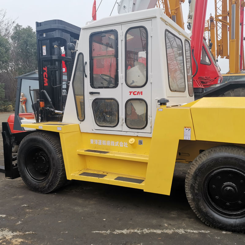 TCM FD100 Diesel-Gabelstapler auf Baustelle mit routinemäßiger Gabellänge